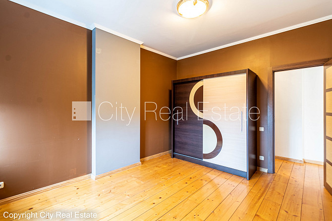 Фасадный дом, закрытый двор, место для машины, вход с улицы и со двора, лифт, Рига - изображение 10