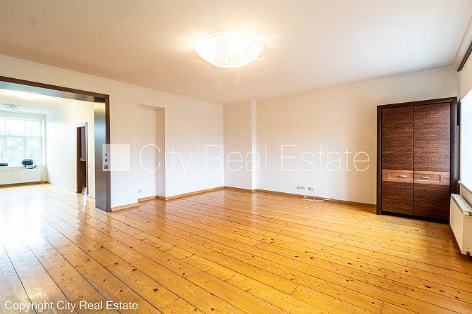 Фасадный дом, закрытый двор, место для машины, вход с улицы и со двора, лифт, Рига - изображение 6