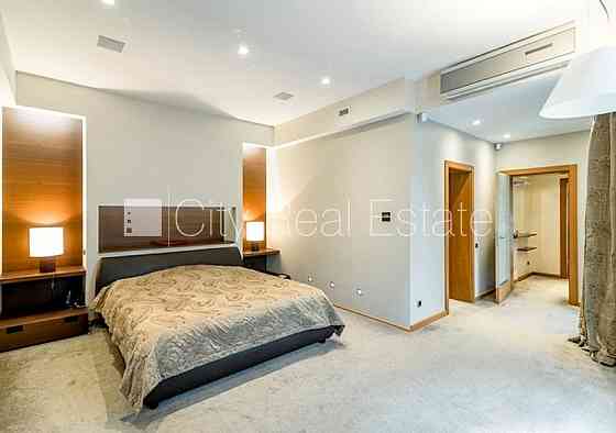 Частный дом, благоустроенная озеленённая территория 1527 м2, въездные ворота Юрмала