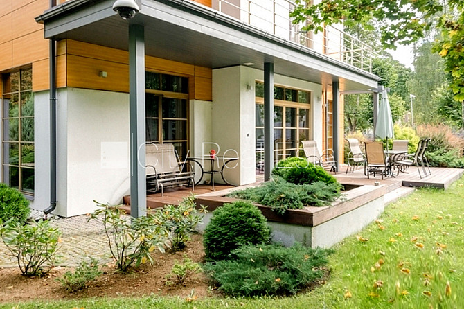 Частный дом, благоустроенная озеленённая территория 1527 м2, въездные ворота Юрмала - изображение 16