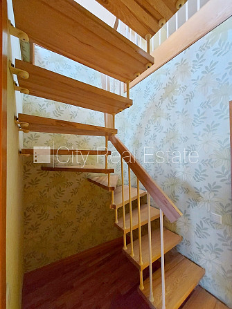 Pagalma ēka, labiekārtots apzaļumots pagalms, ieeja no pagalma, mansards, kāpņu telpa pēc Rīga - foto 10