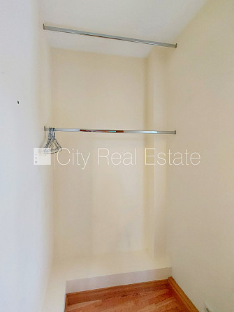 Pagalma ēka, labiekārtots apzaļumots pagalms, ieeja no pagalma, mansards, kāpņu telpa pēc Rīga - foto 7