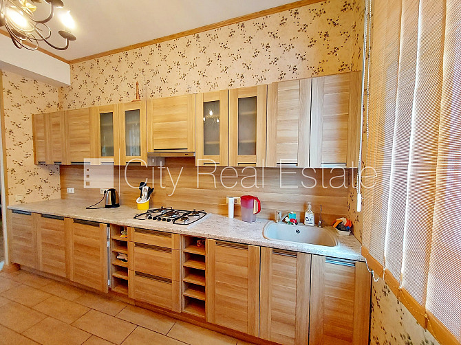 Pagalma ēka, labiekārtots apzaļumots pagalms, ieeja no pagalma, mansards, kāpņu telpa pēc Rīga - foto 3