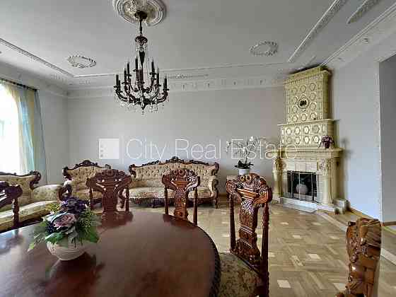 Земля в собственности, фасадный дом, реновированный дом, кирпичные стены, фасад с Рига