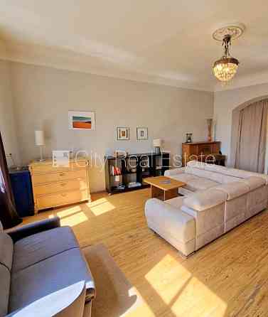 Фасадный дом, реновированный дом, вход с улицы, лестничная клетка после Рига