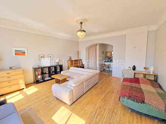 Фасадный дом, реновированный дом, вход с улицы, лестничная клетка после Рига