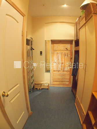 Фасадный дом, реновированный дом, вход с улицы, лестничная клетка после Рига - изображение 17