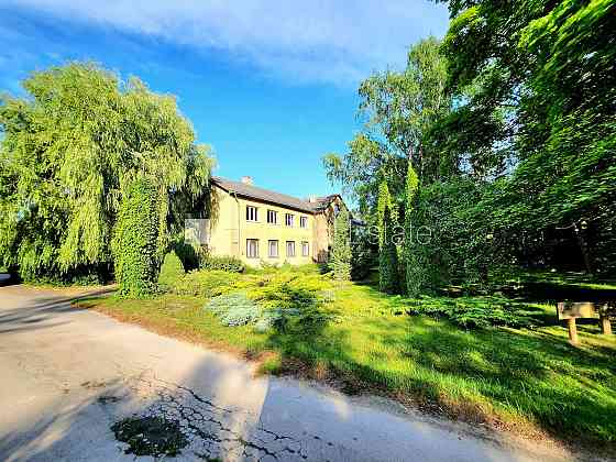 Благоустроенная озеленённая территория, места для нескольких машин, стоянка на Dobele un novads