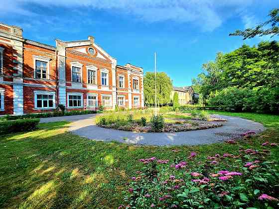 Благоустроенная озеленённая территория, места для нескольких машин, стоянка на Dobele un novads