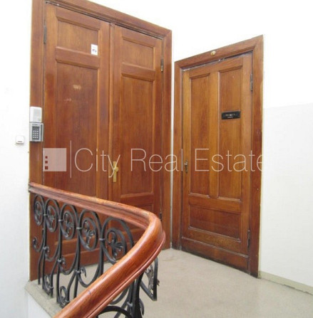 Fasādes māja, ieeja no ielas, ir lifts, kāpņu telpa pēc kapitālā remonta, balkons, istabas Rīga - foto 7