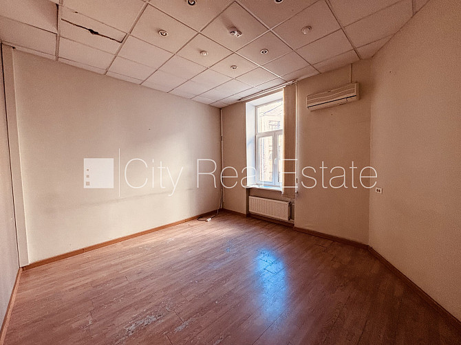 Fasādes māja, ieeja no ielas, ir lifts, kāpņu telpa pēc kapitālā remonta, balkons, istabas Rīga - foto 16