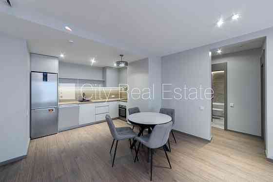 Дом во дворе, благоустроенная озеленённая территория, студио, кухня объединена с Рига