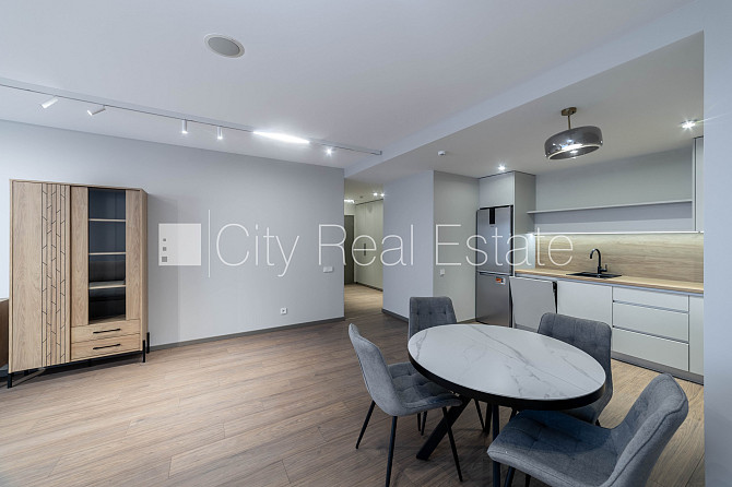 Дом во дворе, благоустроенная озеленённая территория, студио, кухня объединена с Рига - изображение 2