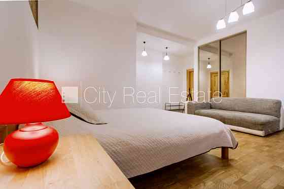 Здание во дворе, реновированный дом, благоустроенный озеленённый двор, закрытый Рига