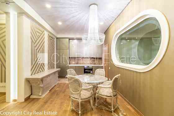 Новостройка, здание во дворе, закрытый двор, до ближайшей парковки 70 м, вход со Рига