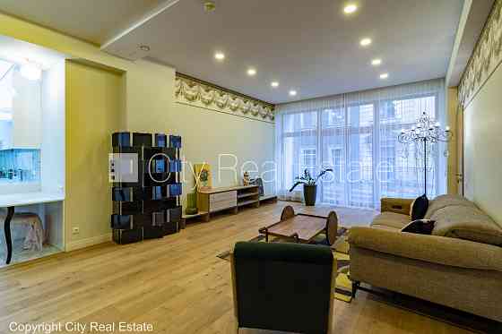 Новостройка, здание во дворе, закрытый двор, лифт, два балкона, окна выходят во Рига