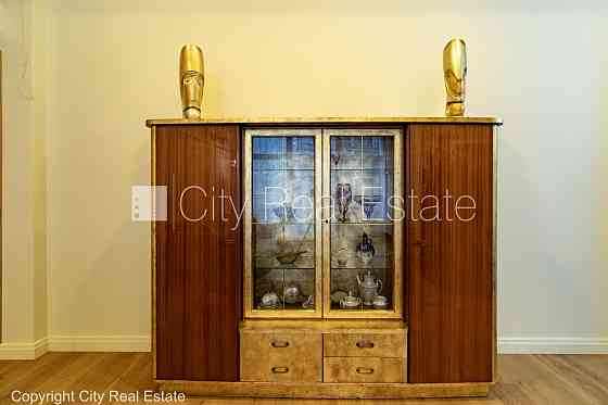 Новостройка, здание во дворе, закрытый двор, лифт, два балкона, окна выходят во Рига