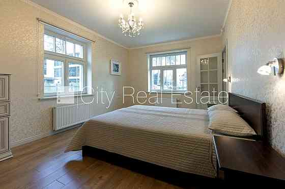 Частный дом, благоустроенный озеленённый двор, территория обнесена забором, Юрмала