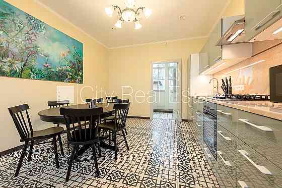 Частный дом, благоустроенный озеленённый двор, территория обнесена забором, Юрмала