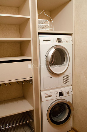 Fasādes māja, restaurēta māja, labiekārtota apzaļumota teritorija, ieeja no ielas, logi Rīga - foto 18