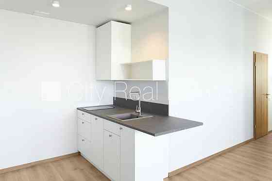 Новостройка, благоустроенный озеленённый двор, место для машины, одна Rīga