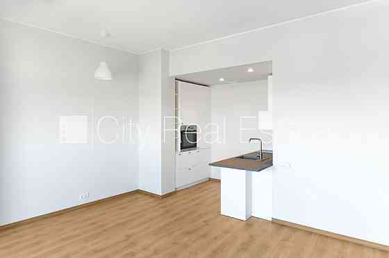 Новостройка, благоустроенный озеленённый двор, место для машины, одна Rīga