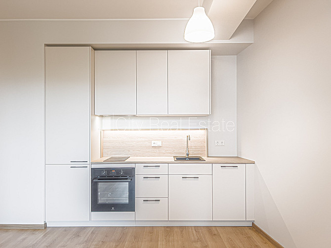 Renovēta māja, apsaimniekošanas maksa mēnesī 109,86 EUR, labiekārtots apzaļumots pagalms, Rīga - foto 1