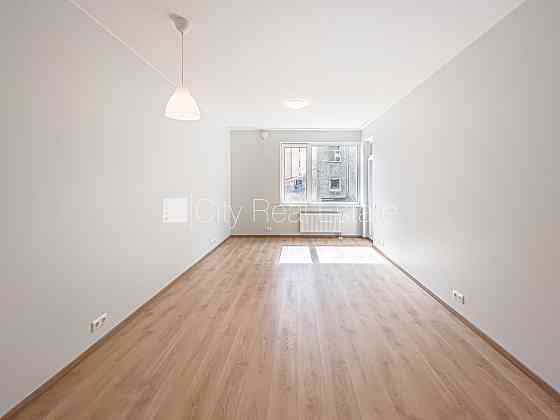 Фасадный дом, реновированный дом, вход с улицы, лифт, лестничная клетка после Rīga