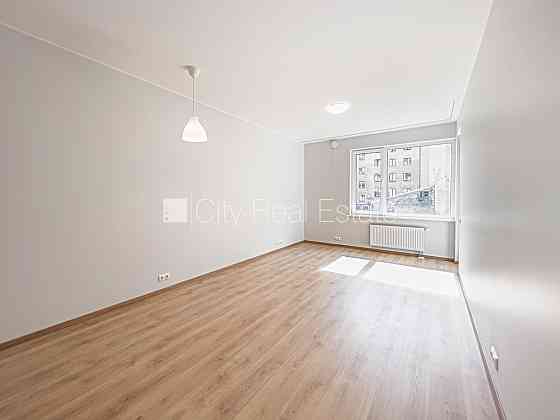 Фасадный дом, реновированный дом, вход с улицы, лифт, лестничная клетка после Rīga