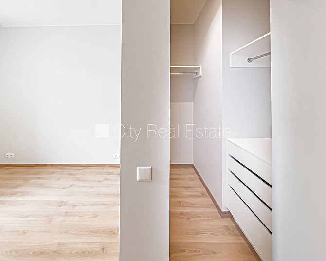 Fasādes māja, renovēta māja, ieeja no ielas, ir lifts, kāpņu telpa pēc kapitālā remonta, Rīga - foto 14