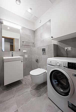 Fasādes māja, renovēta māja, ieeja no ielas, ir lifts, kāpņu telpa pēc kapitālā remonta, Rīga - foto 17