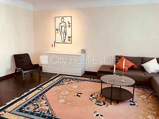 Дом во дворе, реновированный дом, зеленая территория, озеленённая территория со Rīga