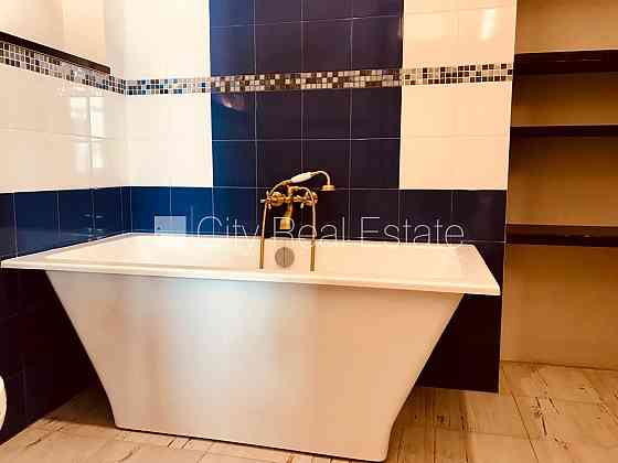 Дом во дворе, реновированный дом, зеленая территория, озеленённая территория со Rīga