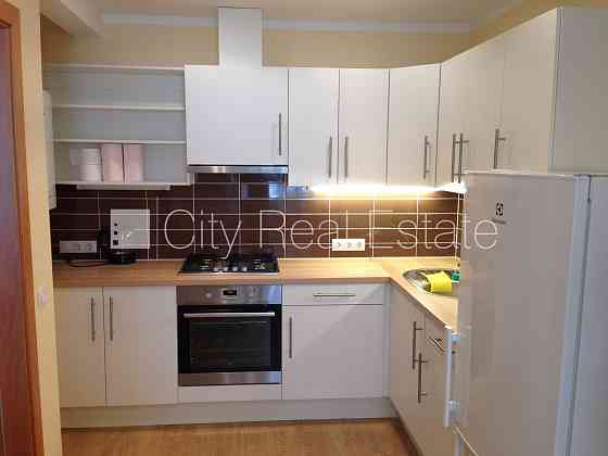 Закрытый двор, место для машины, лестничная клетка после косметического ремонта, Rīga