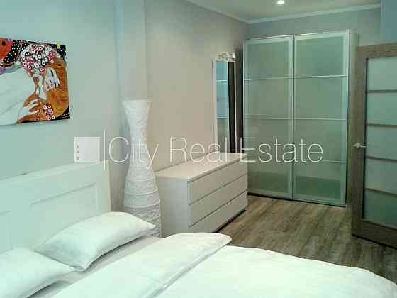 Закрытый двор, место для машины, лестничная клетка после косметического ремонта, Rīga