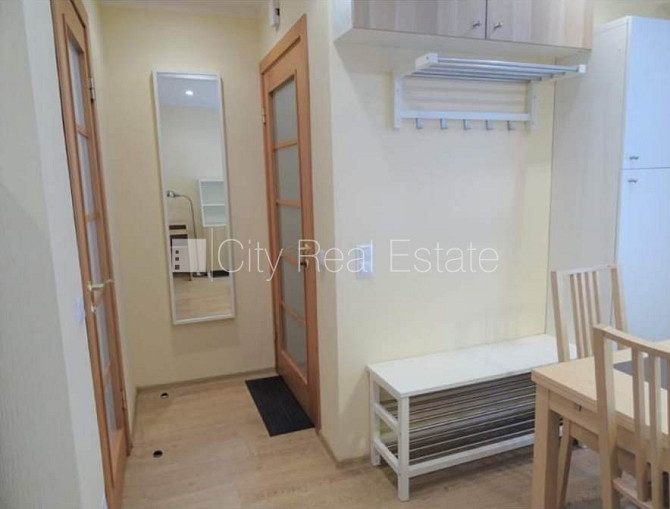 Slēgts pagalms, vieta automašīnai, kāpņu telpa pēc kosmētiskā remonta, studio tipa, virtuve Rīga - foto 9