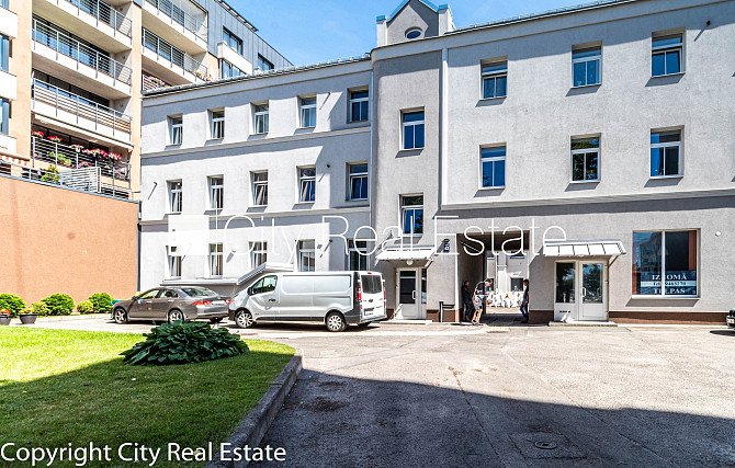 Slēgts pagalms, vieta automašīnai, kāpņu telpa pēc kosmētiskā remonta, studio tipa, virtuve Rīga - foto 11