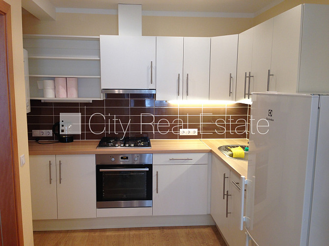 Slēgts pagalms, vieta automašīnai, kāpņu telpa pēc kosmētiskā remonta, studio tipa, virtuve Rīga - foto 5