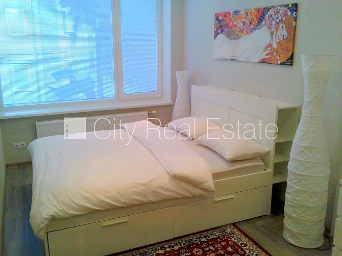 Slēgts pagalms, vieta automašīnai, kāpņu telpa pēc kosmētiskā remonta, studio tipa, virtuve Rīga - foto 1