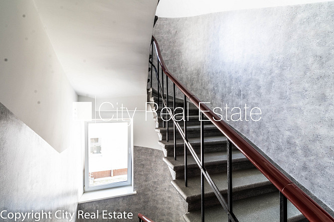 Slēgts pagalms, vieta automašīnai, kāpņu telpa pēc kosmētiskā remonta, studio tipa, virtuve Rīga - foto 10