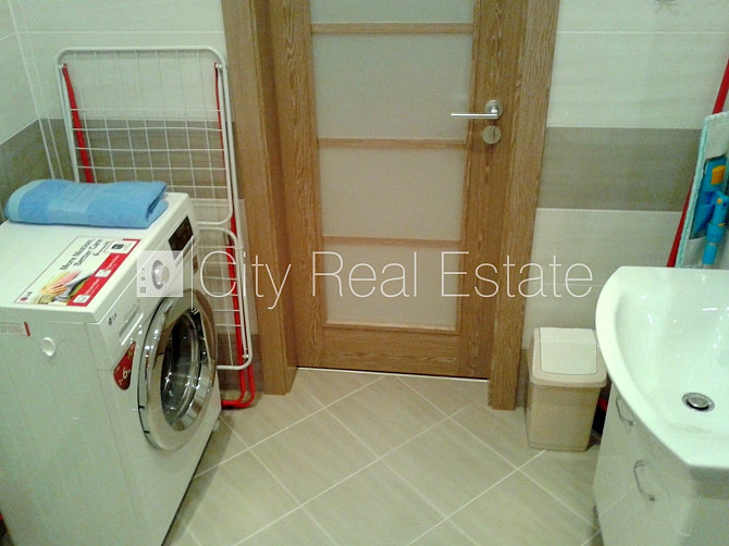 Slēgts pagalms, vieta automašīnai, kāpņu telpa pēc kosmētiskā remonta, studio tipa, virtuve Rīga - foto 7