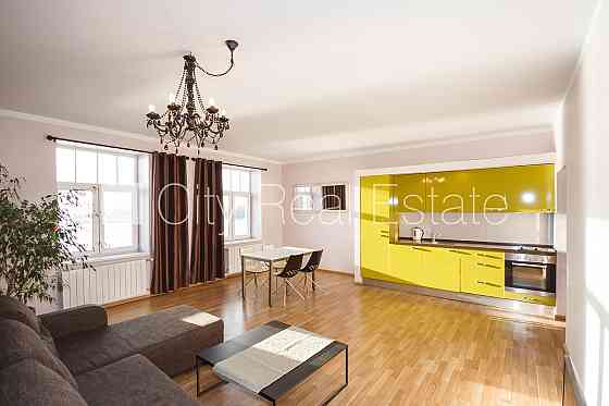 Фасадный дом, реновированный дом, благоустроенная озеленённая территория, вход с Рига