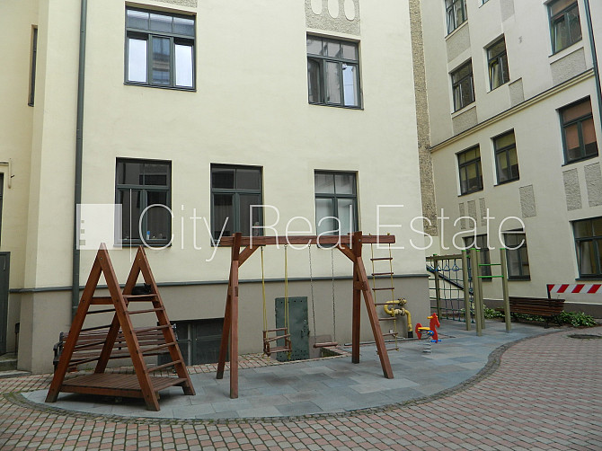 Pagalma ēka, labiekārtots apzaļumots pagalms, slēgts pagalms, ieeja no pagalma, pagalmā bērnu Rīga - foto 16