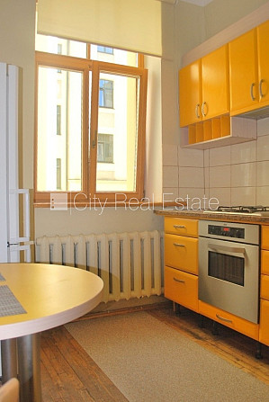 Fasādes māja, renovēta māja, slēgts pagalms, kāpņu telpa pēc kosmētiskā remonta, istabas Rīga - foto 9