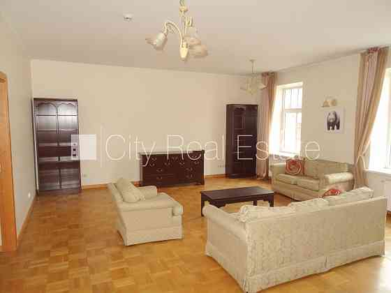 Фасадный дом, реновированный дом, закрытый двор, вход с улицы, лифт, лестничная Rīga