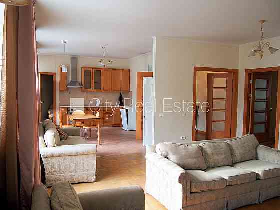 Фасадный дом, реновированный дом, закрытый двор, вход с улицы, лифт, лестничная Rīga