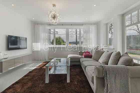 Новостройка, благоустроенная озеленённая территория, закрытый двор, места для Юрмала