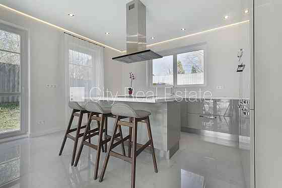 Новостройка, благоустроенная озеленённая территория, закрытый двор, места для Юрмала