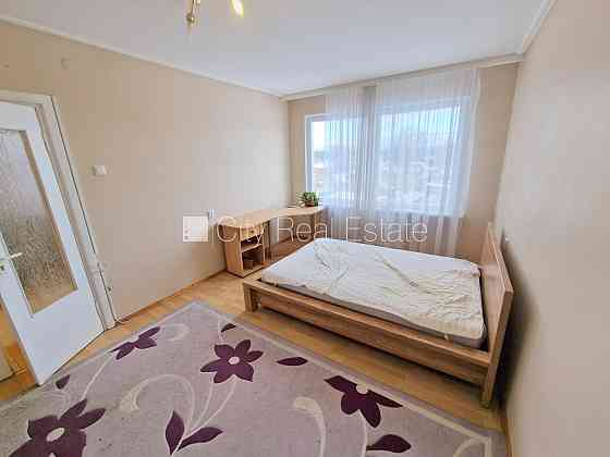 Здание во дворе, благоустроенная озеленённая территория, вход со двора, лоджия, Rīga