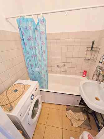 Здание во дворе, благоустроенная озеленённая территория, вход со двора, лоджия, Rīga